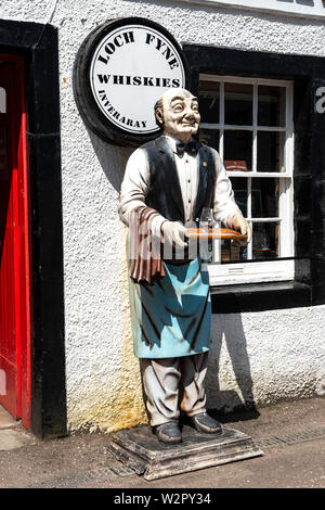 La vita mannequin dimensione di un cameriere al di fuori di Loch Fyne whisky sulla strada principale a Inveraray, Argyll and Bute, Scotland, Regno Unito Foto Stock