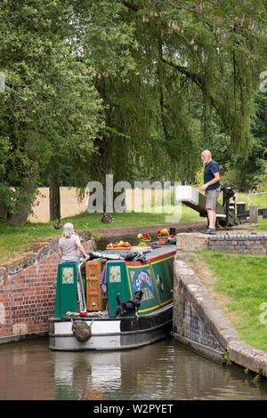 Narrowboats in Stratford upon Avon canal tra Lapworth e Lowsonford, Warwickshire, Inghilterra, Regno Unito Foto Stock