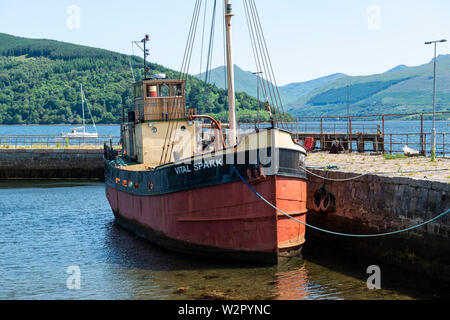 Clyde puffer "scintilla vitale" ormeggiato a Inveraray Pier su Loch Fyne a Inveraray, Argyll and Bute, Scotland, Regno Unito Foto Stock