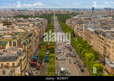 Grande panoramica vista aerea dell'Avenue des Champs-Élysées, un viale nel 8° arrondissement di Parigi, verso la Place de la Concorde. Esso è in corso... Foto Stock