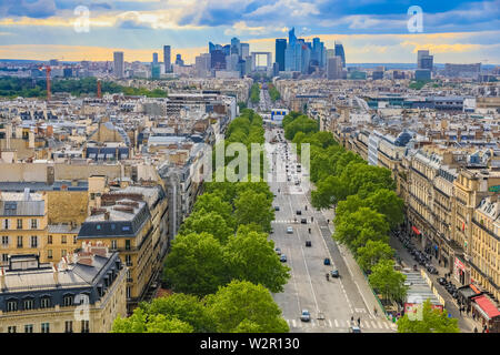 Una grande antenna panoramiche dello skyline del quartiere degli affari La Défense di Parigi con la Grande Arche visto dall'Arc de Triomphe in Ax... Foto Stock