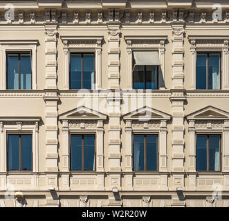 Frammento di La facciata dello storico edificio della città. Finestre con cornici e decorazioni Foto Stock