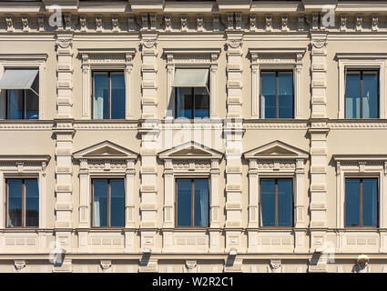 Frammento di La facciata dello storico edificio della città. Finestre con cornicioni e decor. Foto Stock