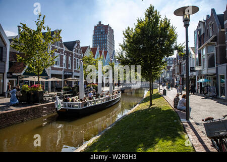 Zaandam, Paesi Bassi, downtown, su un piccolo canale, case residenziali, negozi, ristoranti, Foto Stock
