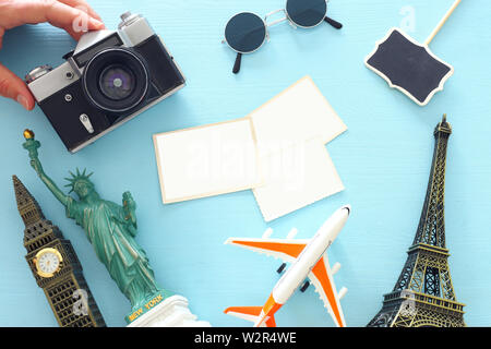 Vista superiore foto del concetto di viaggio con accessori, blank foto di telai per mockup e simboli del mondo su sfondo blu Foto Stock