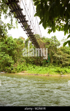 Sospensione ponte sul fiume nel parco nazionale di Gunung Mulu Foto Stock