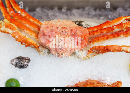 Granchio reale su ghiaccio a street food festival. Concetto di piatti a base di frutti di mare in un fast food. Foto Stock