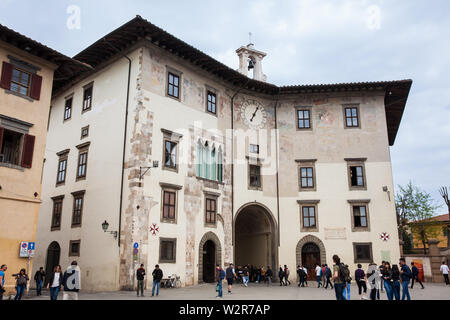 PISA, Italia - Aprile 2018: Palazzo dell Orologio chiamato anche Torre della Muda o della fama si trova presso la Piazza dei Cavalieri a Pisa e costruito sul 12t Foto Stock