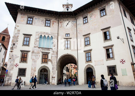 PISA, Italia - Aprile 2018: Palazzo dell Orologio chiamato anche Torre della Muda o della fama si trova presso la Piazza dei Cavalieri a Pisa e costruito sul 12t Foto Stock