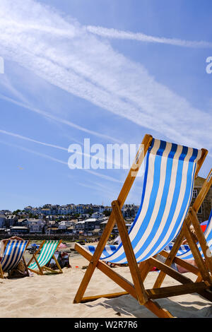 Un vuoto dechchair sulla spiaggia di Porto Spiaggia di St Ives, Cornwall Foto Stock