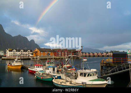 Barche nel porto e iridata a Svolvaer, Isole Lofoten, Nordland, Foto Stock