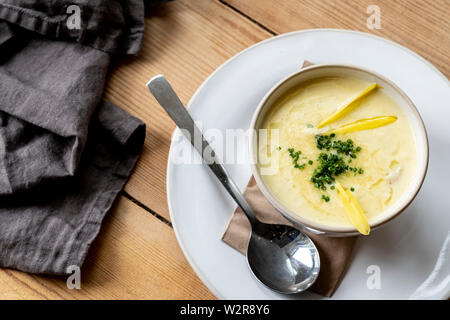 Angolo alto ravvicinata di una ciotola di zuppa su un tavolo di legno. Foto Stock