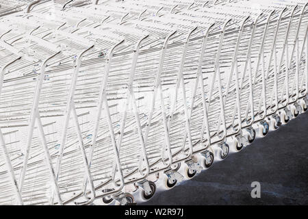 Supermercato trollies, carrelli impilati insieme. Foto Stock