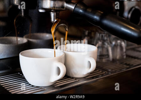 Un commerciale macchina espresso in una caffetteria. Foto Stock