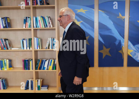 Bruxelles, Belgio. Il 10 luglio 2019. Il Presidente della Commissione Europea Jean Claude Juncker accoglie il Ministro degli esteri spagnolo e candidato per la politica estera dell'Unione europea chief Josep Borrell prima del loro incontro presso la sede centrale della Commissione europea. Credito: ALEXANDROS MICHAILIDIS/Alamy Live News Foto Stock