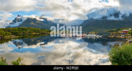 Barche da pesca e le tradizionali capanne di legno, Isole Lofoten Foto Stock