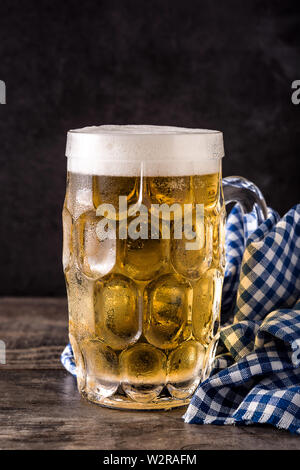 Birra Oktoberfest con salatini su un tavolo di legno. Foto Stock