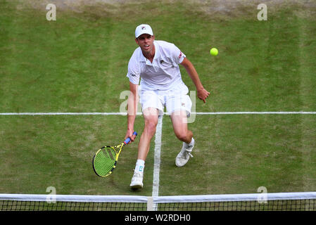 Sam QUERREY durante la sua partita contro Rafael Nadal su giorno nove dei campionati di Wimbledon al All England Lawn Tennis e Croquet Club, Wimbledon. Foto Stock