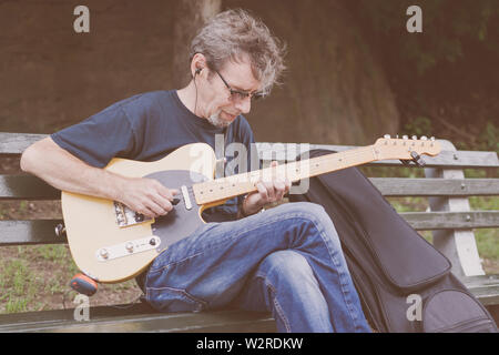 I vecchi musicista maschio a suonare la chitarra su un New York City Street Foto Stock