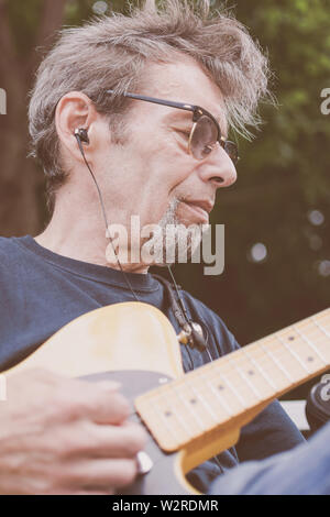 I vecchi musicista maschio a suonare la chitarra su un New York City Street Foto Stock