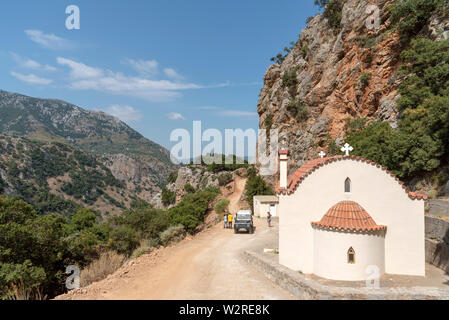 Creta, Grecia. Giugno 2019. La Chiesa della Vergine Maria sul Embassa Gorge nella centrale di montagne cretesi. Foto Stock