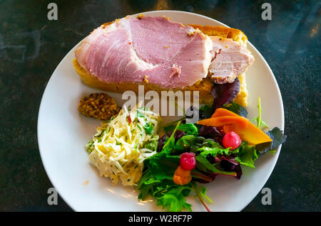 Café il pranzo di melassa di spessore tagliare prosciutto arrosto sandwich aperto con cereali integrali senape e contorno di insalata Foto Stock