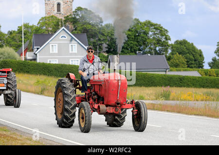 Kimito, Finlandia. Luglio 6, 2019. Giovane uomo rigidi Porsche-Diesel classico Super trattore su Kimito Tractorkavalkad, vintage annuale il trattore mostra e sfilata Foto Stock