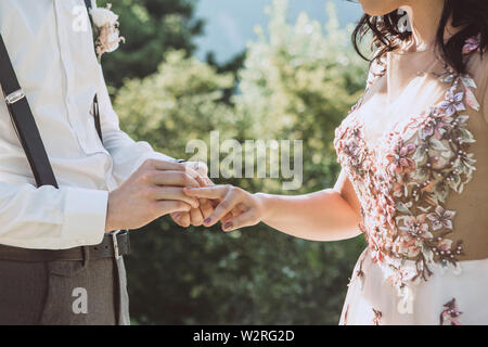 Il govern o il marito mette l'anello sulla sposa o moglie di cerimonia nuziale. Evento di nozze. Foto Stock