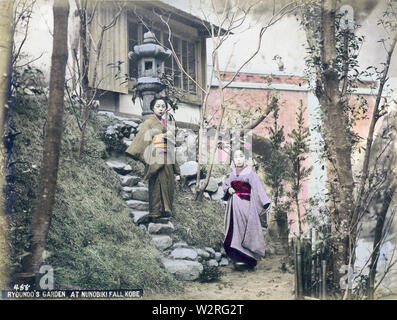 [ 1890 Giappone - Le donne giapponesi in giardino ] - due donne nel giardino di studio fotografico Ryoundo a Kobe. Dietro la donna sulla sinistra una grande lanterna di pietra è visibile. Il Ryoundo studio e il negozio era situato vicino a Nunobiki cade e adatta soprattutto ai turisti stranieri. Nella parte posteriore del ponte di Nunobiki può essere visto. Il ponte esiste ancora oggi. Xix secolo albume vintage fotografia. Foto Stock