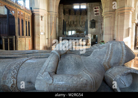 Tombe medievali, Tong chiesa di San Bartolomeo Foto Stock