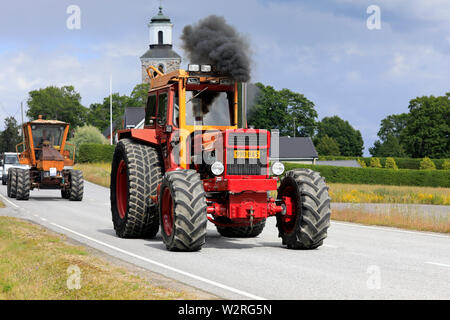 Kimito, Finlandia. Luglio 6, 2019. Volvo BM trattore su Kimito Tractorkavalkad, Cavalcata del trattore, vintage annuale il trattore mostra e sfilata per comunità Foto Stock