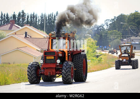 Kimito, Finlandia. Luglio 6, 2019. Volvo BM trattore su Kimito Tractorkavalkad, Cavalcata del trattore, vintage annuale il trattore mostra e sfilata per comunità Foto Stock