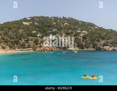 26 Giugno 2019 - Ibiza, Spagna. L'acqua turchese nella spiaggia di Cala de Sant Vicent sull'isola spagnola di Ibiza Foto Stock