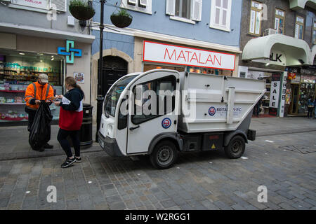 Gibilterra strada spazzatrice strada pulitore Matalan negozio raccolta rifiuti nero sacchetto percorso strada sospeso cesto cestini vendita negozio lavoro lavoratore Foto Stock