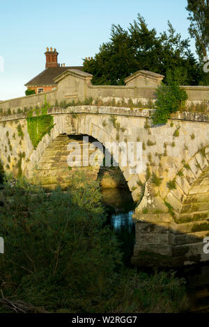 Un ex ponte stradale, noto come il vecchio ponte di Atcham Foto Stock