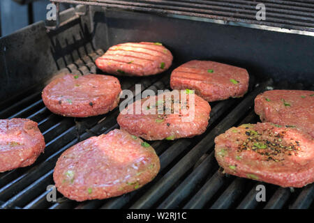 Hamburger gli hamburger sul grill caldo, STATI UNITI D'AMERICA Foto Stock