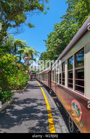 Treno alla piattaforma in Kuranda stazione ferroviaria, Kuranda Ferrovia Scenica di Kuranda, altopiano di Atherton, estremo Nord Queensland, Australia Foto Stock