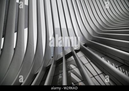 Bella foto in bianco e nero della stazione WTC Cortlandt della metropolitana di New York, chiamata anche Oculus Foto Stock