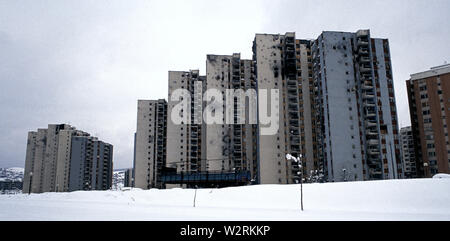 Il 28 marzo 1993 durante l'assedio di Sarajevo: vicino all'aeroporto, il grattacielo di edifici residenziali di Dobrinja erano 'surrounded' su tre lati dal assediava forze della Republika Srpska. Foto Stock