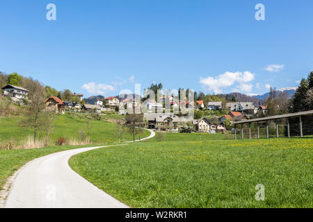 Un paese stretto avvolgimento su strada la sua strada verso Bohinjska Bela villaggio al Lago di Bled Slovenia Foto Stock