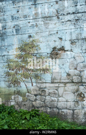 La pittura di mimetizzazione sulla parte posteriore della pistola casemate / bunker di artiglieria di WWII Batterie d'Azeville batteria, parte del tedesco Atlantic Wall, Normandia, Francia Foto Stock