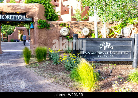 Santa Fe, Stati Uniti d'America - 14 Giugno 2019: Città Vecchia nel centro cittadino di Stati Uniti New Mexico City con adobe pueblan architettura di stile e segno per inn and spa presso lo Foto Stock