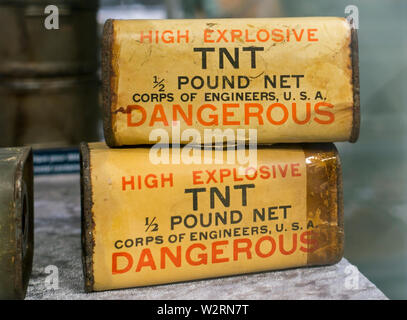 Due WW2 US Army mezza libbra TNT alto esplosivo blocchi utilizzati dall'American Corpo degli ingegneri per la demolizione e la finalità di sabotaggio Foto Stock