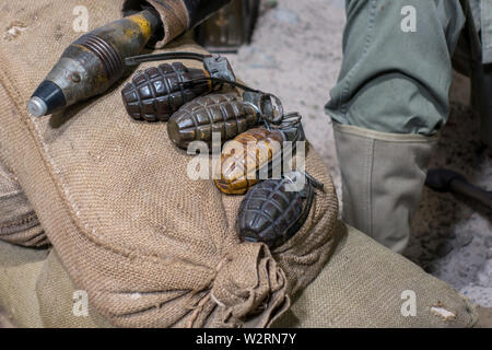 WW2 Mk 2 / Mk II granate a frammentazione tipo anti-personale hand grenade utilizzato dall'esercito americano durante la Seconda Guerra Mondiale Foto Stock
