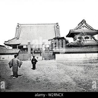 [ Giappone 1870 - Tempio Higashi Honganji a Tokyo ] - porta d'ingresso di Higashi Honganji (東本願寺), un tempio buddista della setta di Jodo Shinshu situato a Nishi-Asakusa, Taito-ku, Tokyo. scivolo in vetro vintage del xix secolo. Foto Stock
