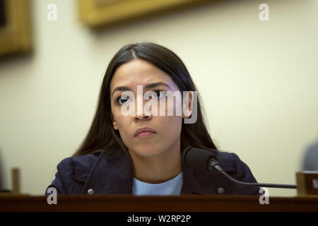 Washington, Distretto di Columbia, Stati Uniti d'America. 10 Luglio, 2019. Rappresentante degli Stati Uniti ALEXANDRIA OCASIO-CORTEZ (Democratico di New York) domande presidente della Federal Reserve Jerome Powell durante la sua testimonianza davanti alla casa Comitato per i servizi finanziari al Campidoglio di Washington DC Credito: Stefani Reynolds/CNP/ZUMA filo/Alamy Live News Foto Stock