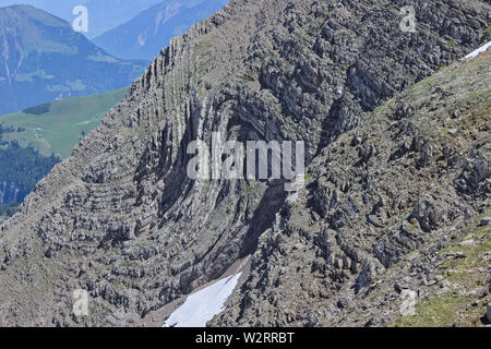 Rock ripiegato syncline in alpine montagne svizzere. Piega a S trovato alla ripida montagna lato. Foto Stock