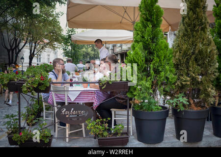 A Belgrado, in Serbia il 5 Luglio 2019: Gli ospiti in uno dei ristoranti nel centro turistico Skadarska Street noto anche come Skadarlija Foto Stock