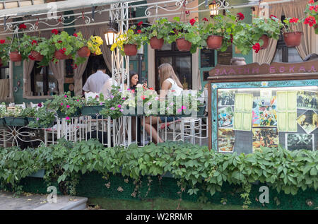 A Belgrado, in Serbia il 5 Luglio 2019: Gli ospiti in uno dei ristoranti nel centro turistico Skadarska Street noto anche come Skadarlija Foto Stock