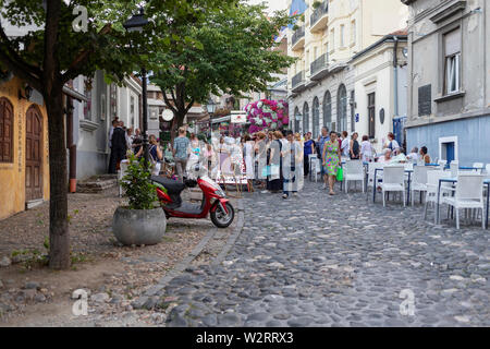 A Belgrado, in Serbia il 5 Luglio 2019: scena urbana con i turisti che visitano Skadarska Street noto anche come Skadarlija Foto Stock